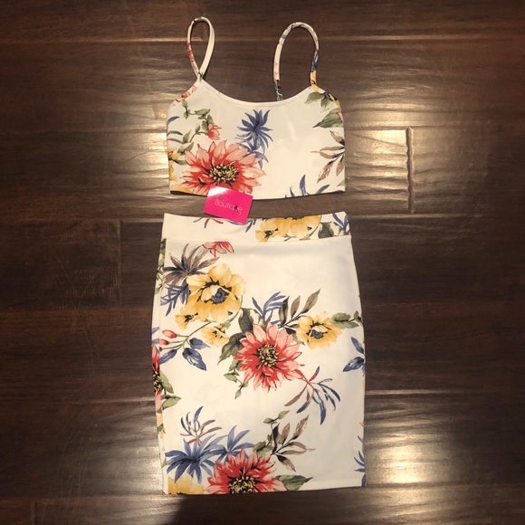 Dresses & Skirts - Floral 2 Piece Skirt Set
